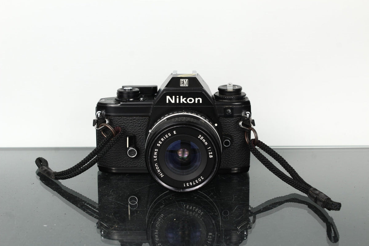Nikon EM + Nikon E 28mm 1:2.8 - Dutch|Thrift
