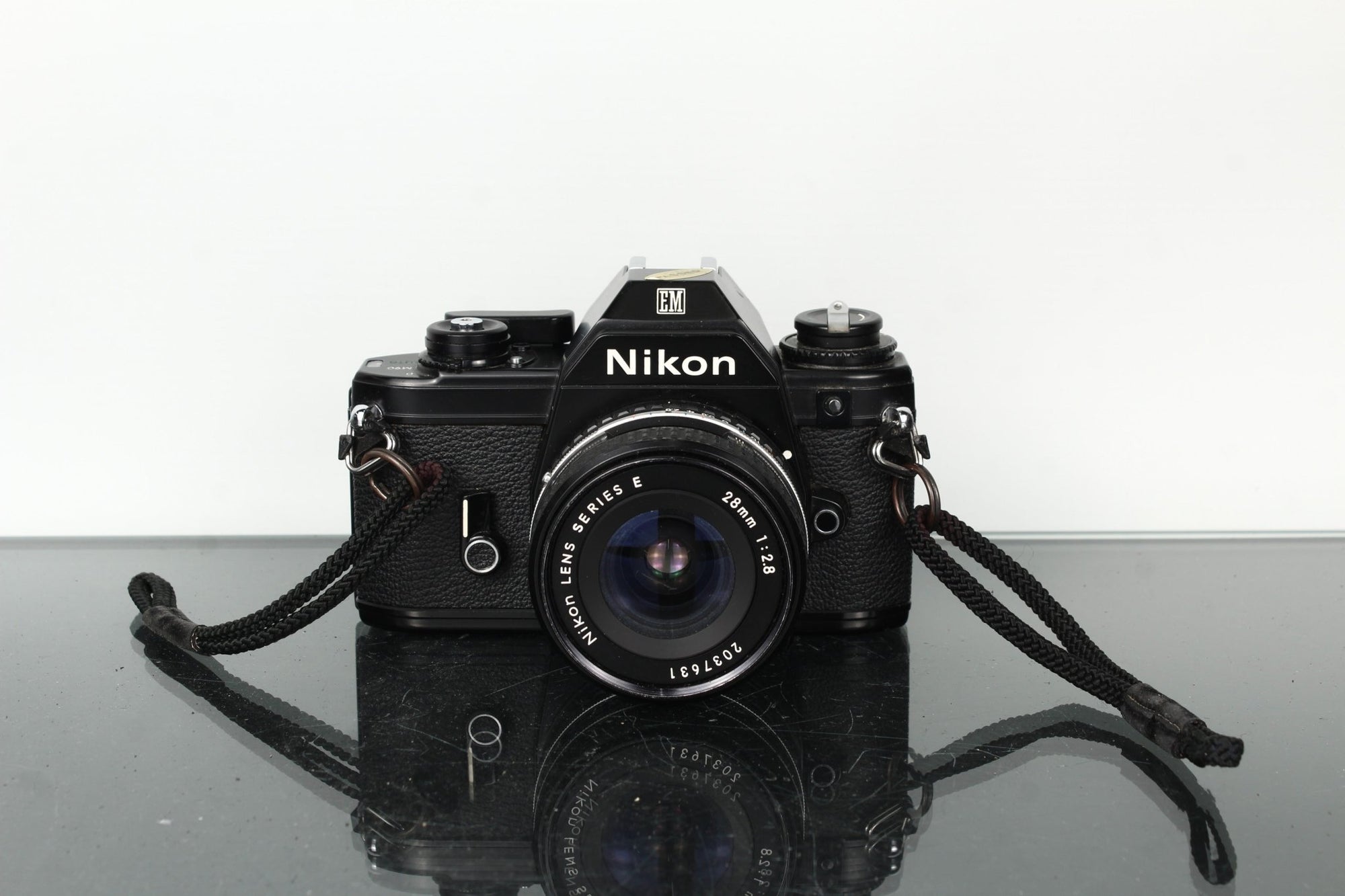 Nikon EM + Nikon E 28mm 1:2.8 - Dutch|Thrift