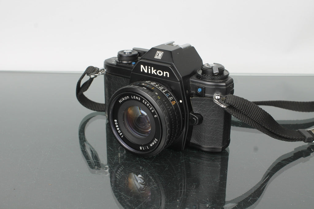 Nikon EM + Nikon E 50mm 1:1.8 - Dutch|Thrift