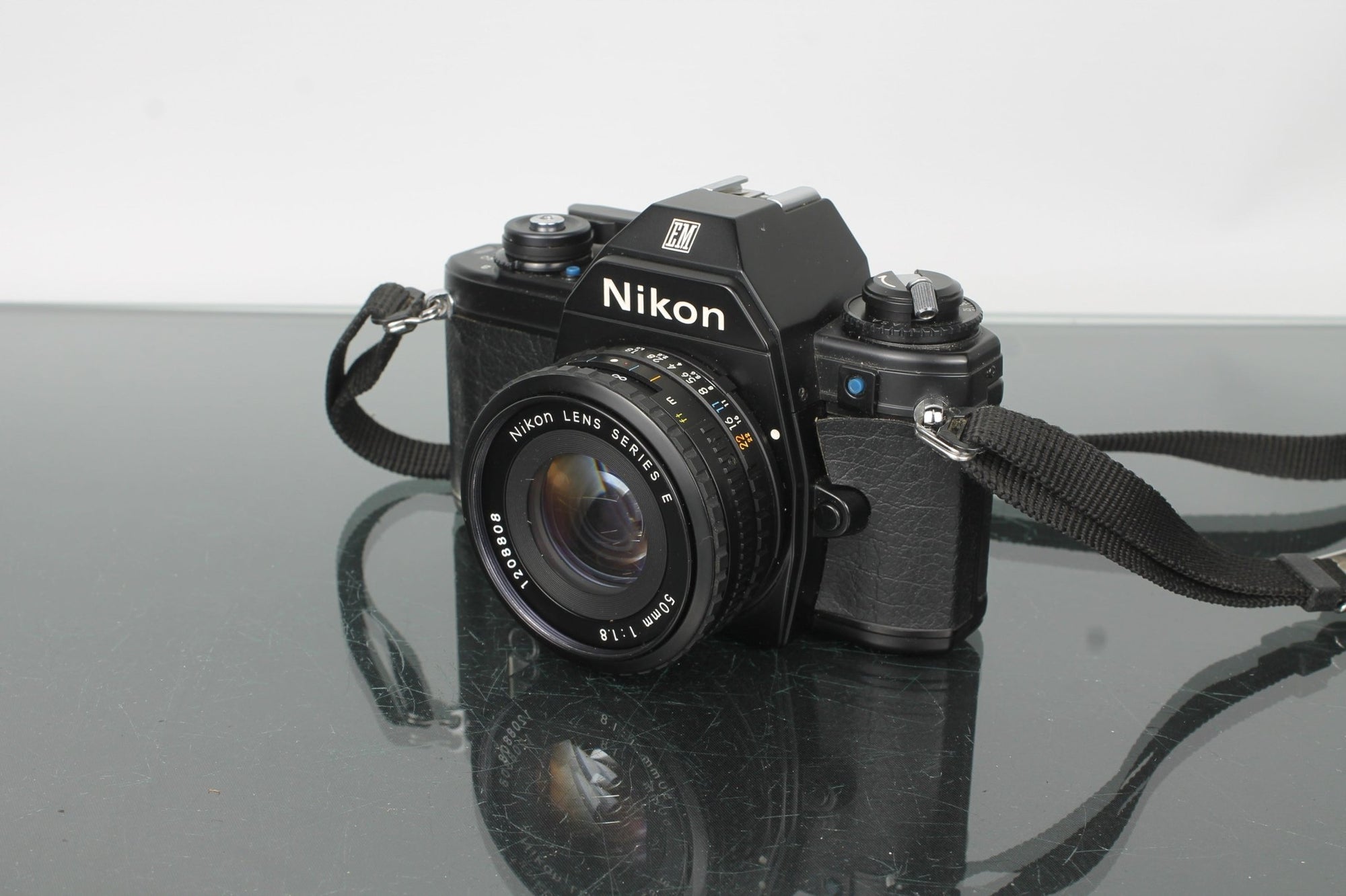 Nikon EM + Nikon E 50mm 1:1.8 - Dutch|Thrift