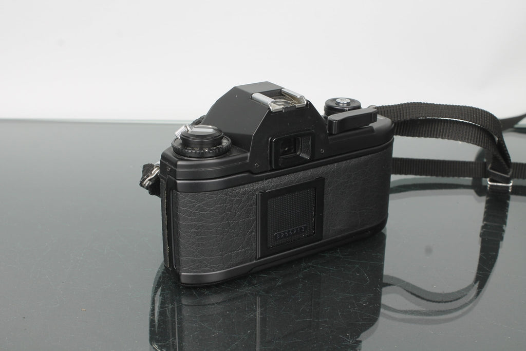 Nikon EM + Nikon E 50mm 1:1.8 - Dutch|Thrift