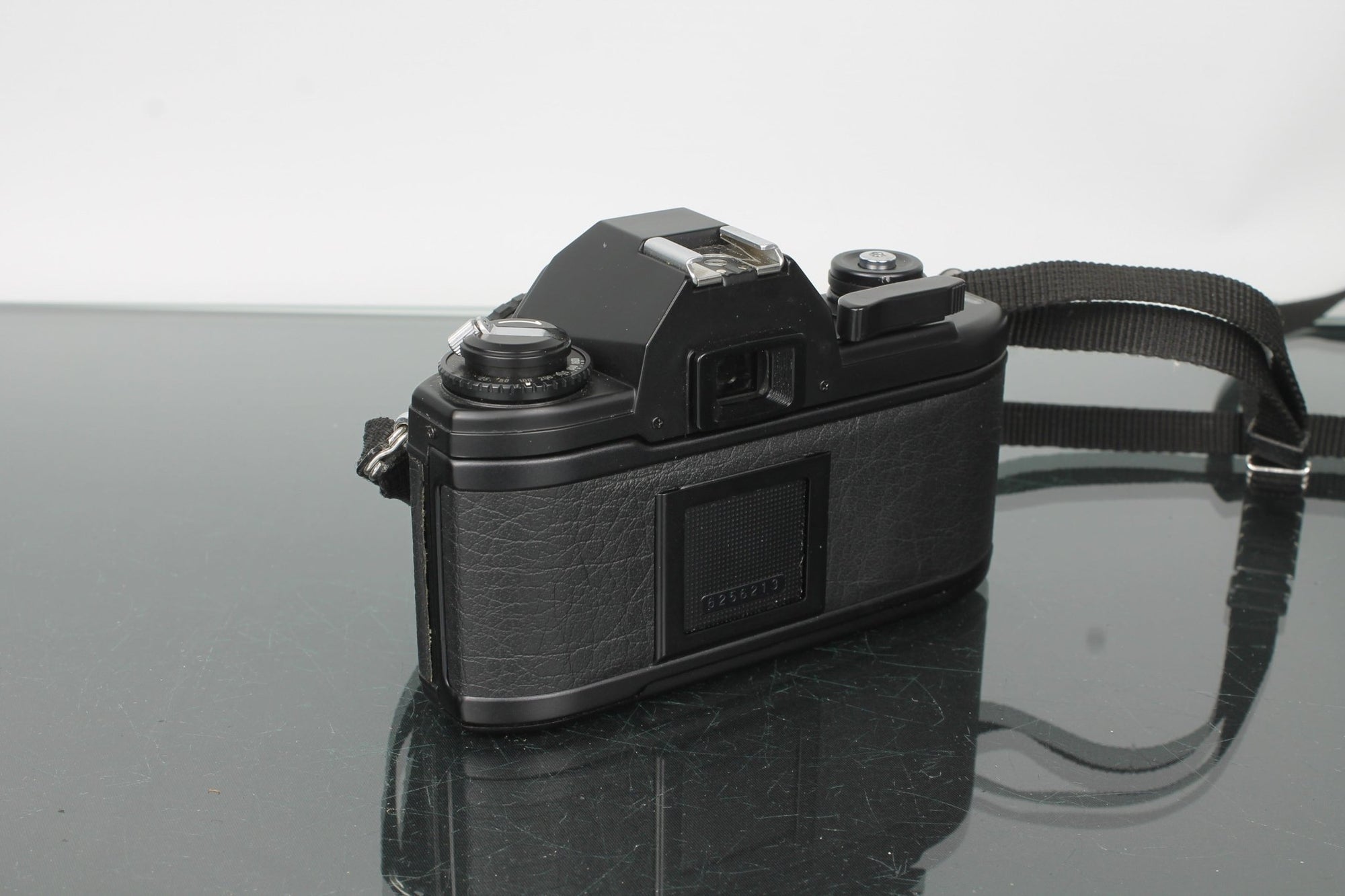 Nikon EM + Nikon E 50mm 1:1.8 - Dutch|Thrift