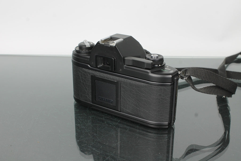 Nikon EM + Nikon E 50mm 1:1.8 - Dutch|Thrift