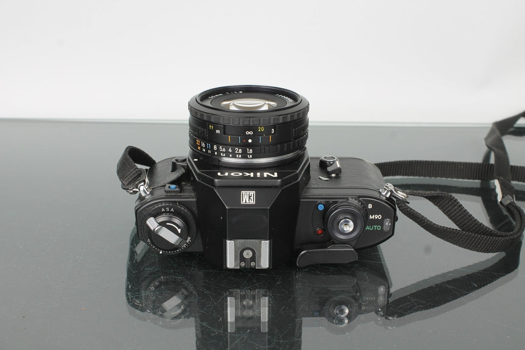 Nikon EM + Nikon E 50mm 1:1.8 - Dutch|Thrift