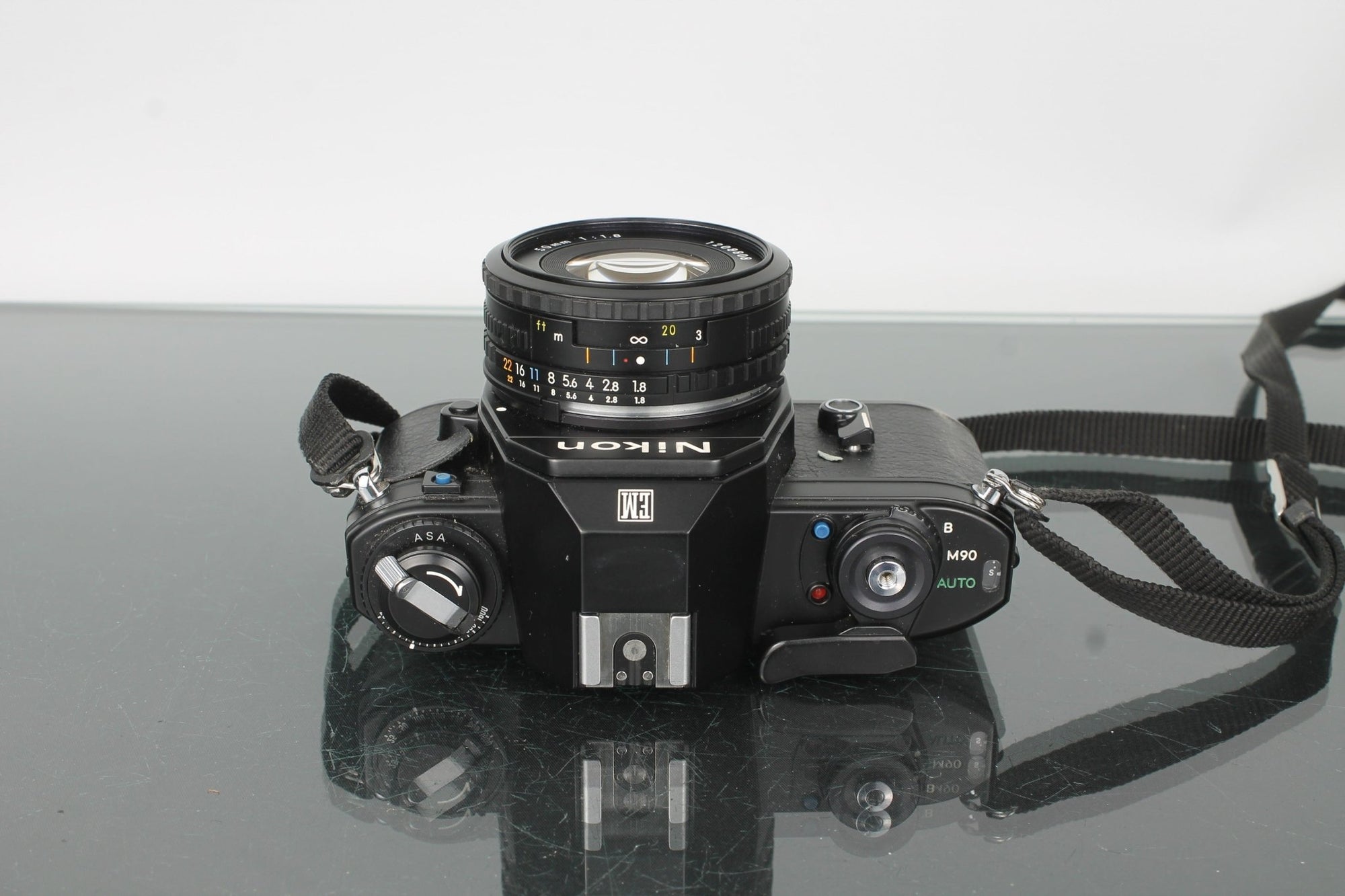 Nikon EM + Nikon E 50mm 1:1.8 - Dutch|Thrift