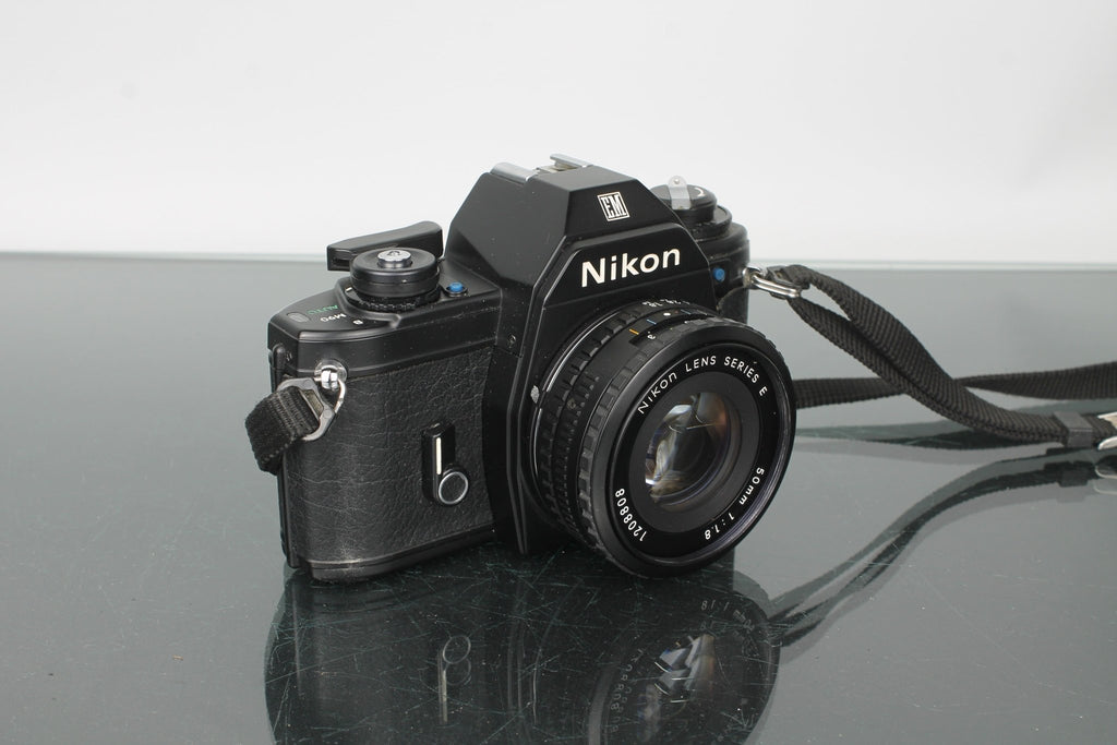 Nikon EM + Nikon E 50mm 1:1.8 - Dutch|Thrift