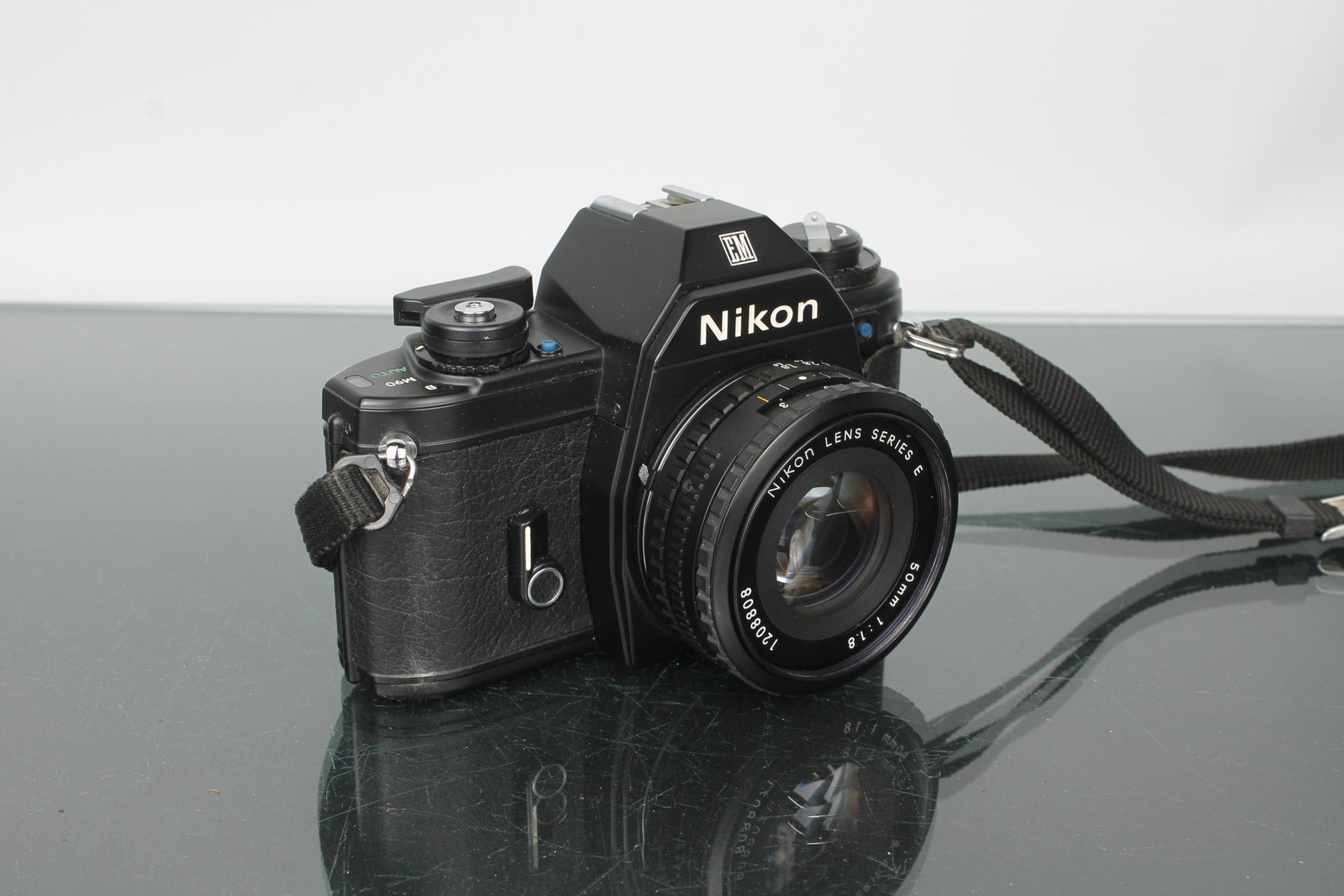 Nikon EM + Nikon E 50mm 1:1.8 - Dutch|Thrift