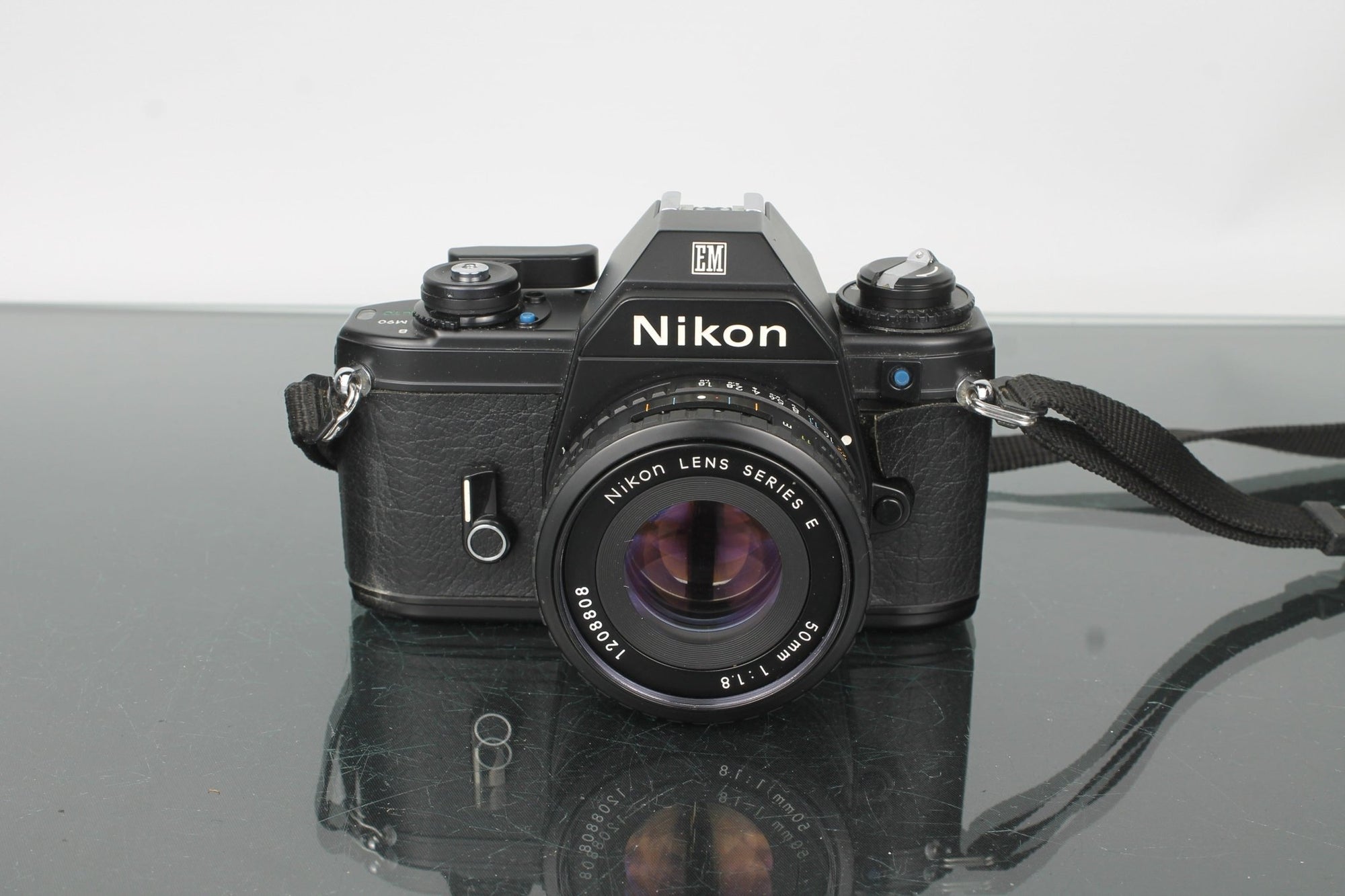 Nikon EM + Nikon E 50mm 1:1.8 - Dutch|Thrift