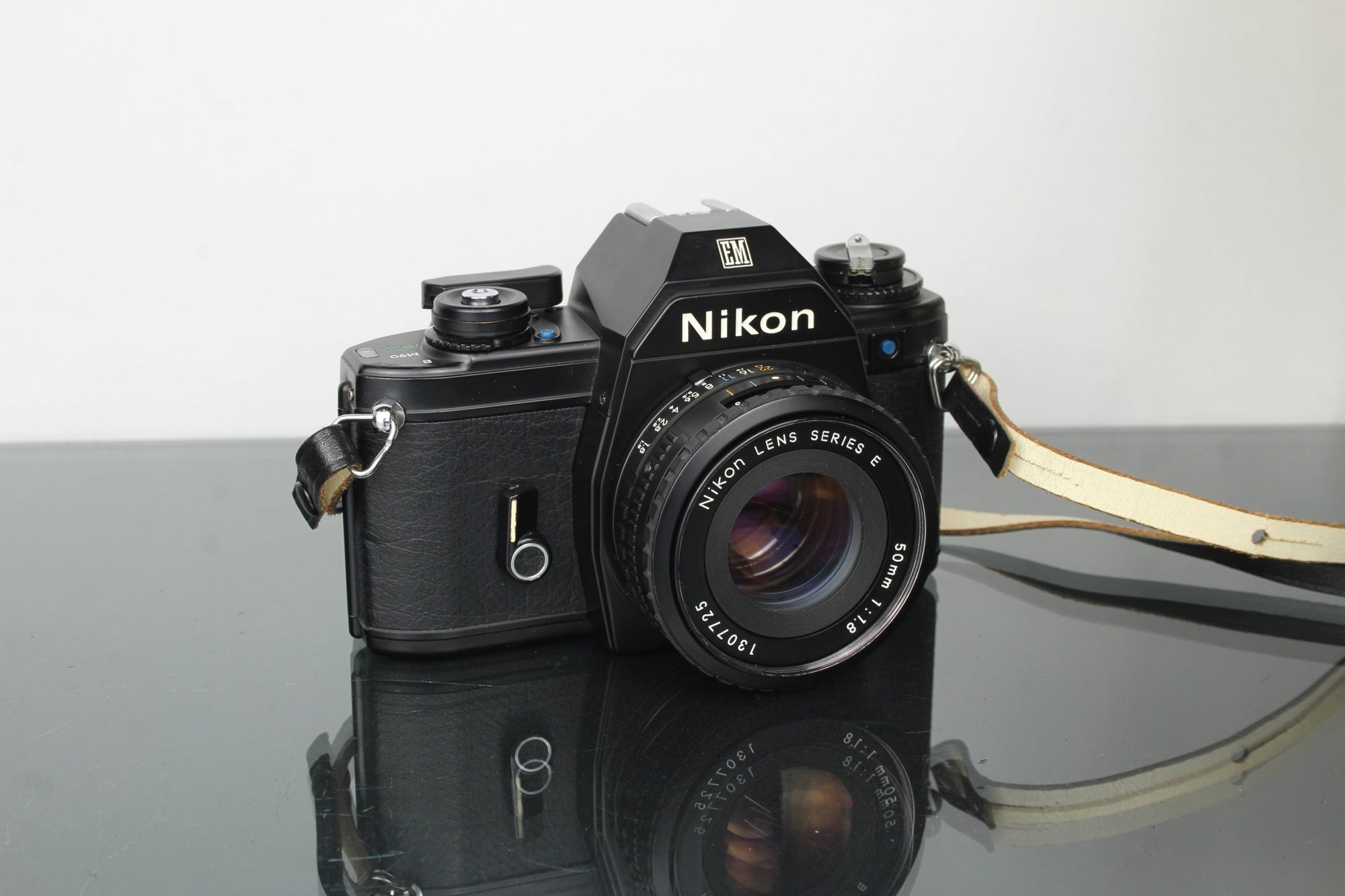 Nikon EM + Nikon E 50mm 1:1.8 Nikon F - mount lens - Dutch|Thrift