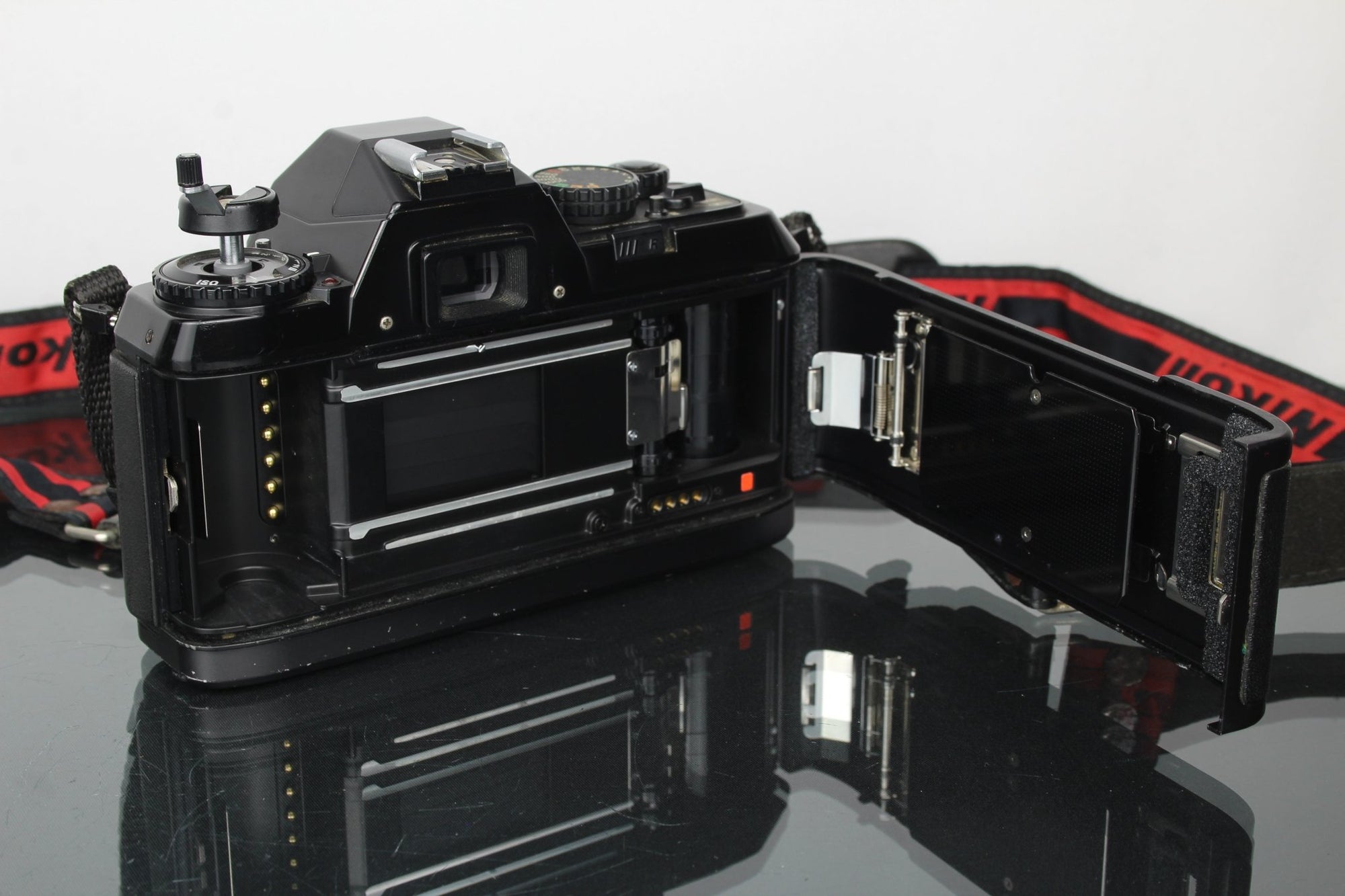 Nikon F - 301 + 80 - 200mm 1:4.5 Tokina lens - Dutch|Thrift