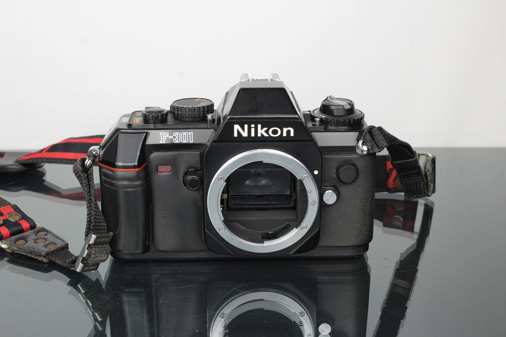 Nikon F - 301 + 80 - 200mm 1:4.5 Tokina lens - Dutch|Thrift