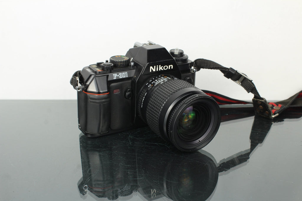 Nikon F - 301 + Nikon AF Nikkor 1:3.5 - 5.6 28 - 80mm lens (F - mount) - Dutch|Thrift