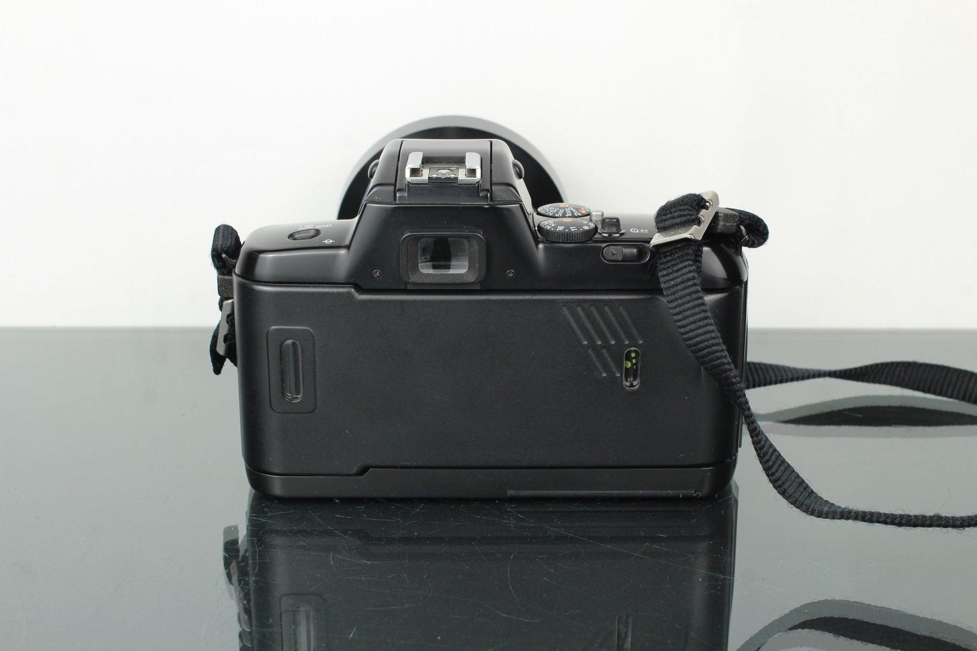 Nikon F - 401x + AF Nikkor 24 - 50mm 1:3.3 - 4.5 lens (F mount) - Dutch|Thrift