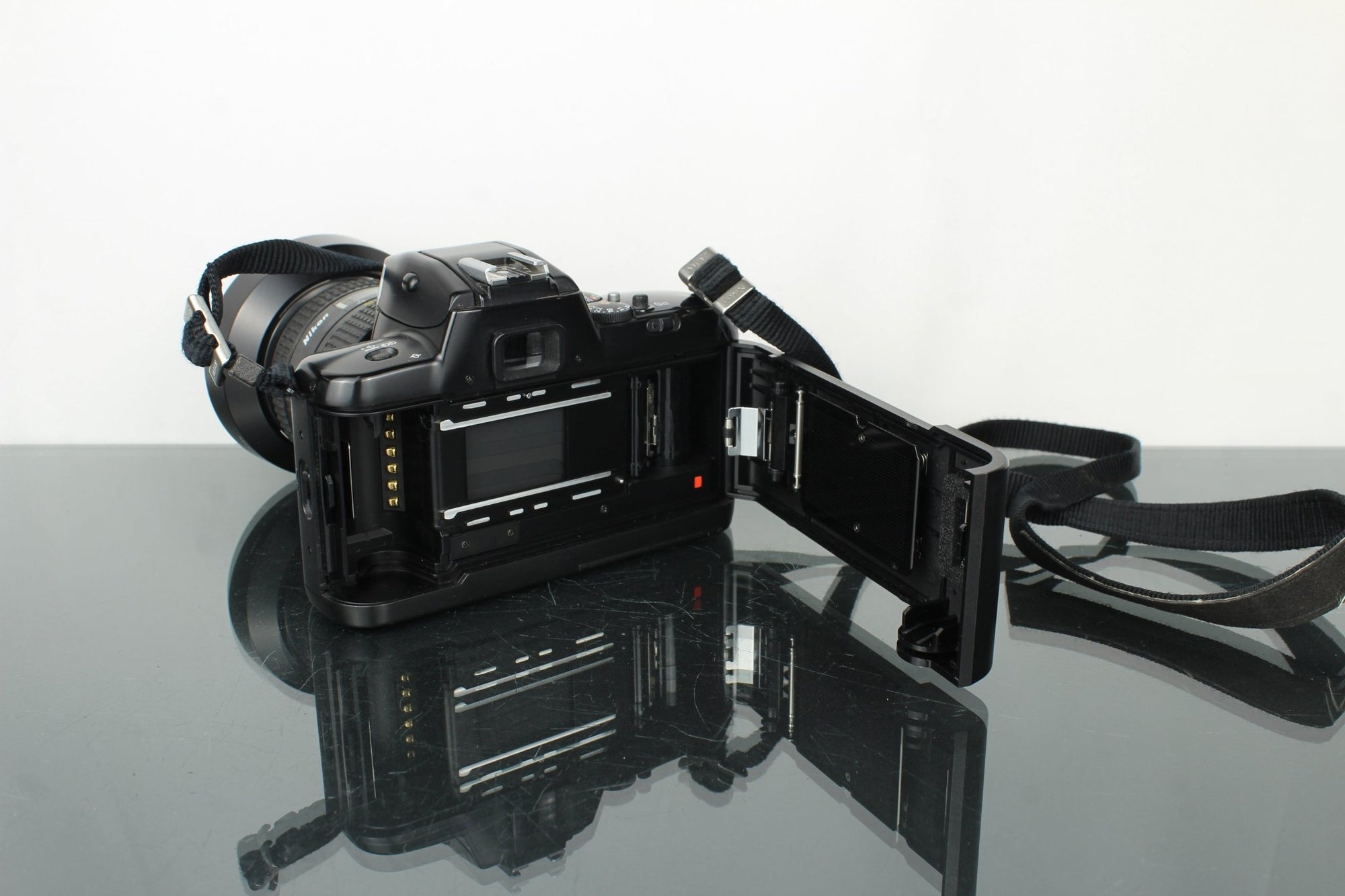 Nikon F - 401x + AF Nikkor 24 - 50mm 1:3.3 - 4.5 lens (F mount) - Dutch|Thrift