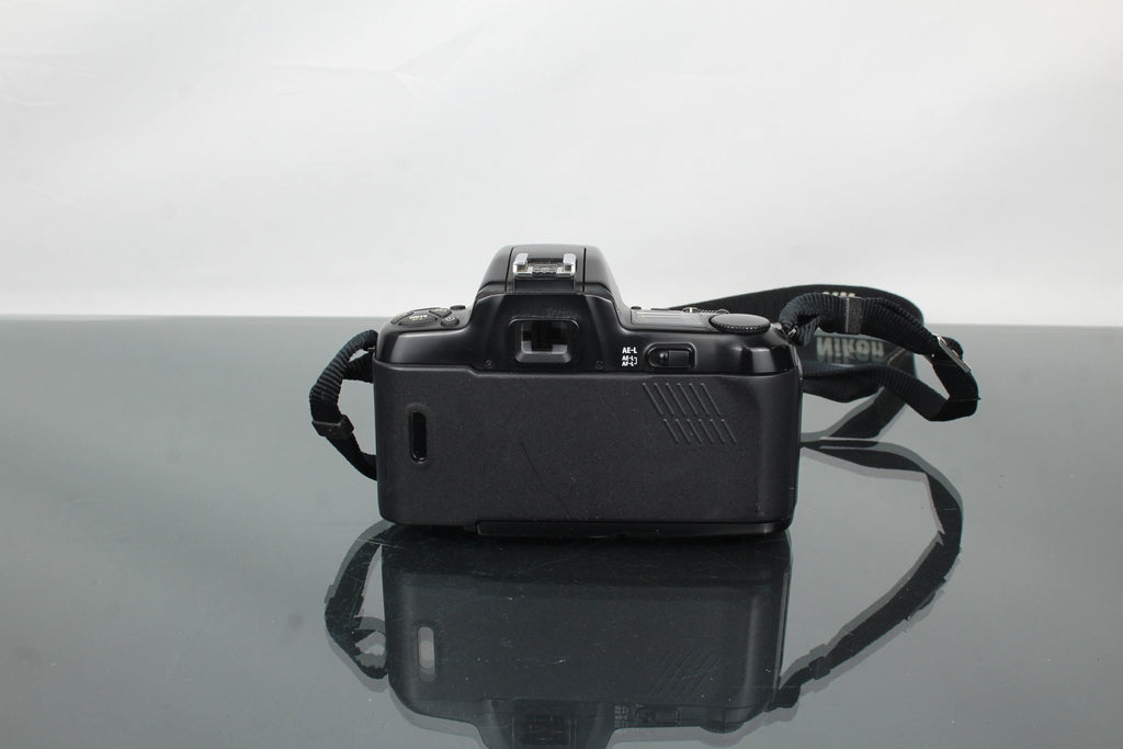 Nikon F - 601 AF + RMC Tokina 35 - 105mm 3.5 - 4.3 lens - Dutch|Thrift