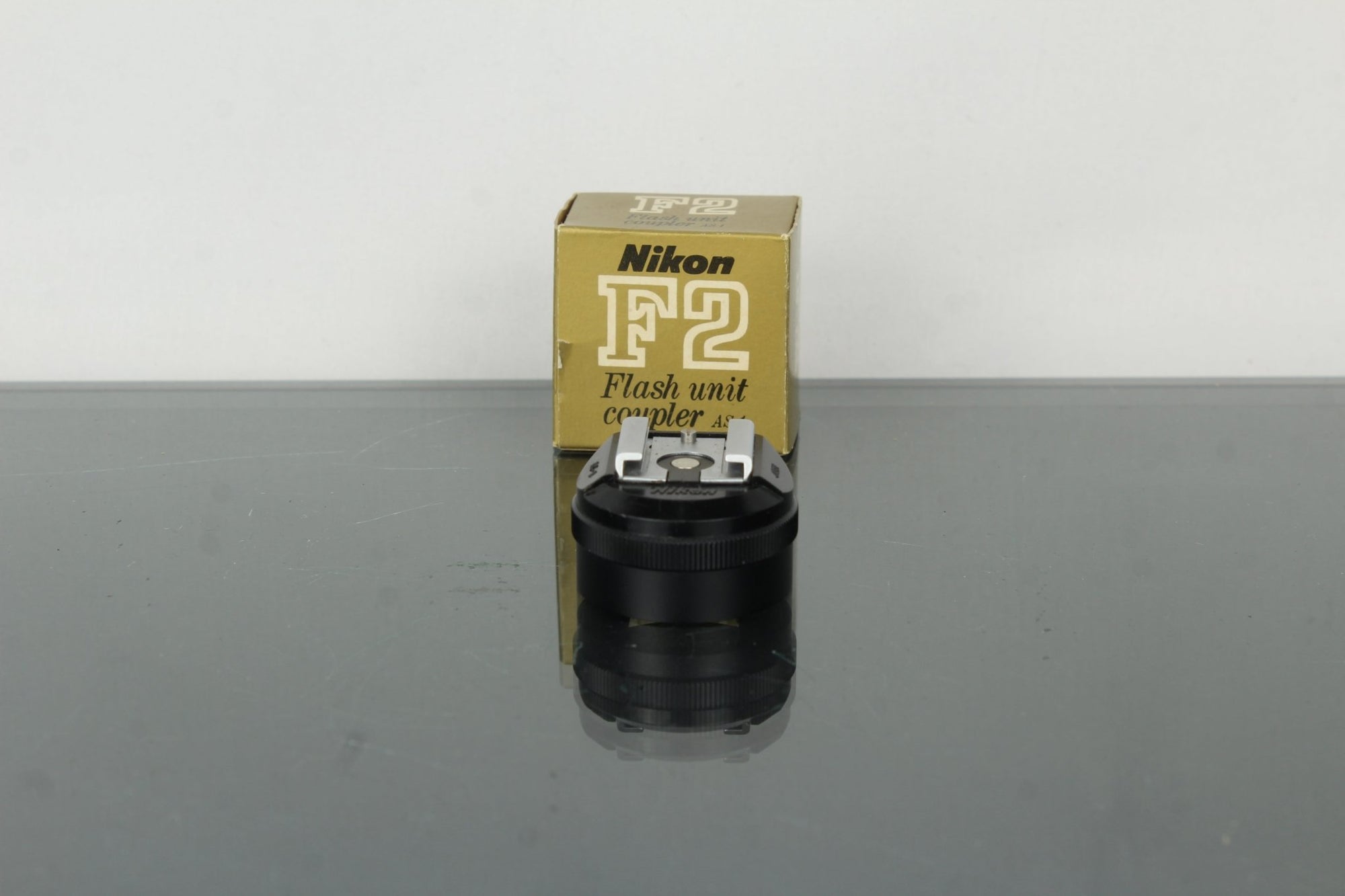 Nikon F2 + 28mm 3.5 Nikkor lens (F - mount) - Dutch|Thrift