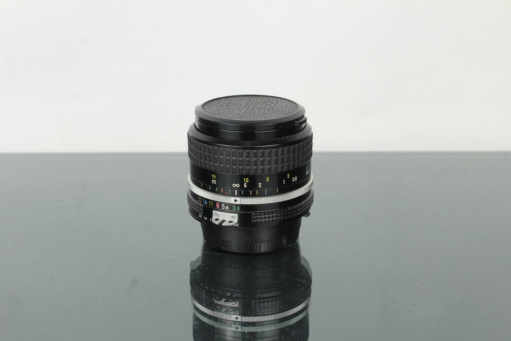 Nikon F2 + 28mm 3.5 Nikkor lens (F - mount) - Dutch|Thrift