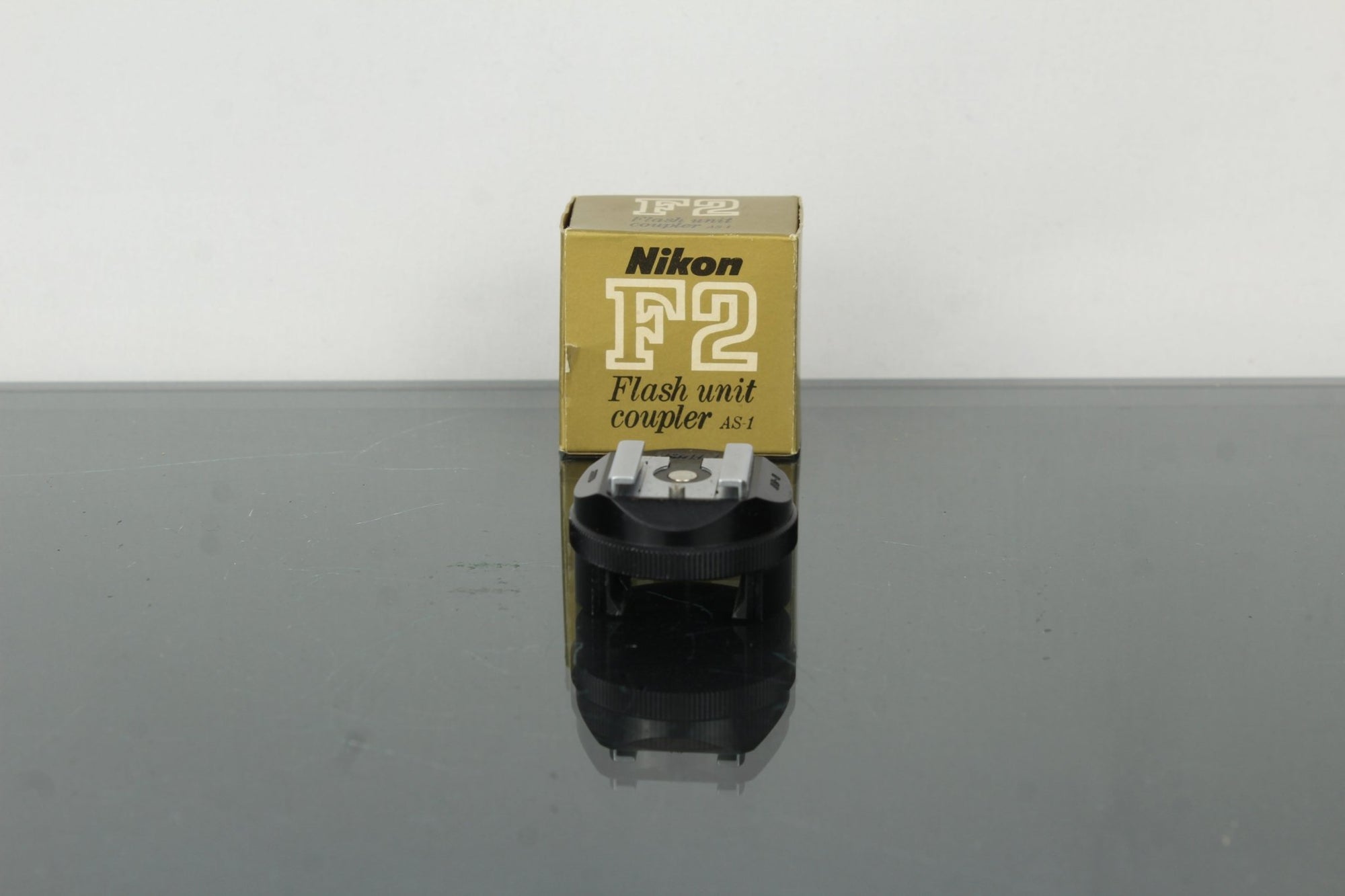 Nikon F2 + 28mm 3.5 Nikkor lens (F - mount) - Dutch|Thrift