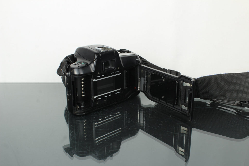 Nikon F50 + 50mm 1.8 Nikon AF lens - Dutch|Thrift