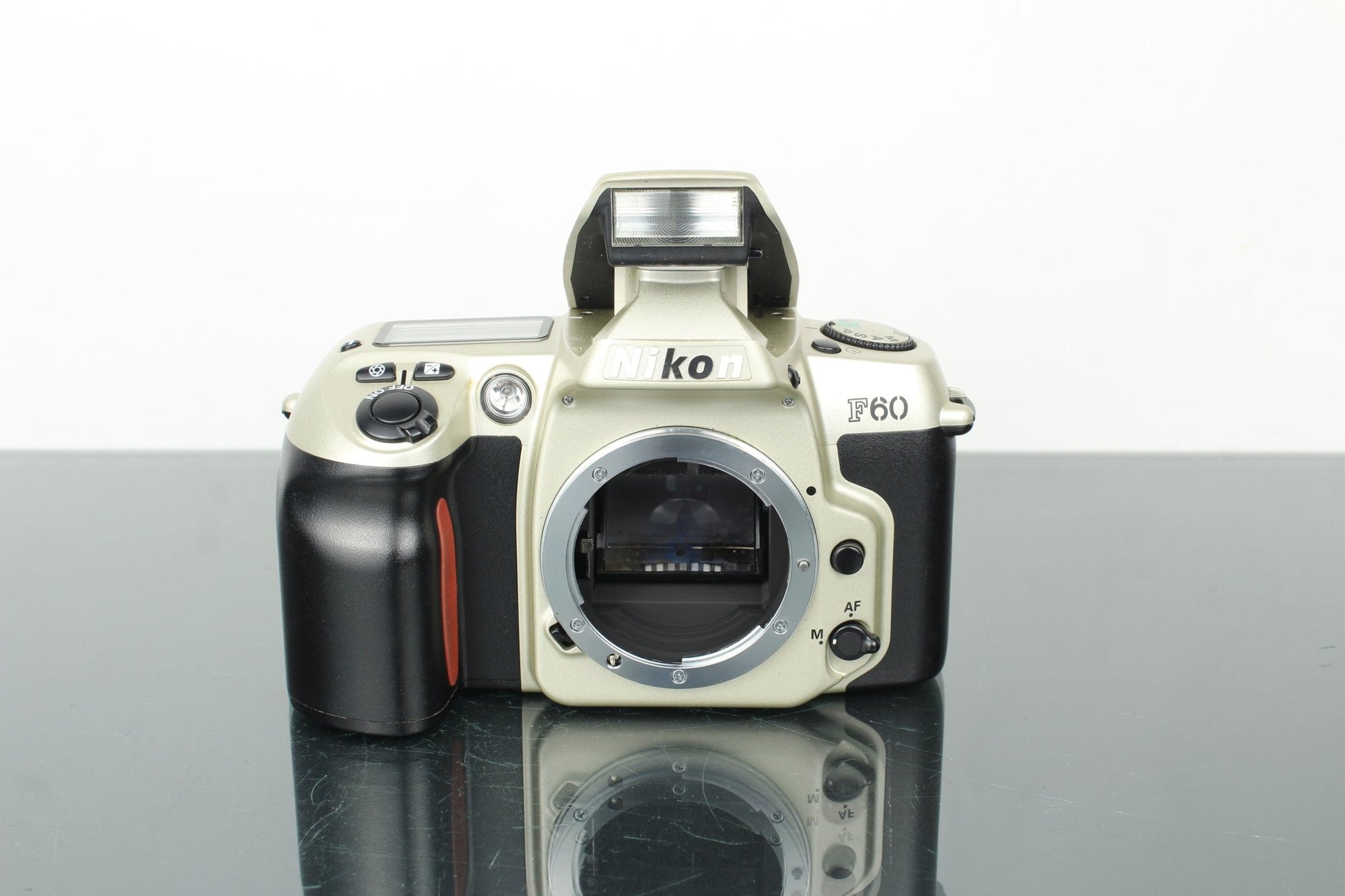 Nikon F60 + Nikkor AF 70 - 300mm F/4 - F/5.6G lens - Dutch|Thrift