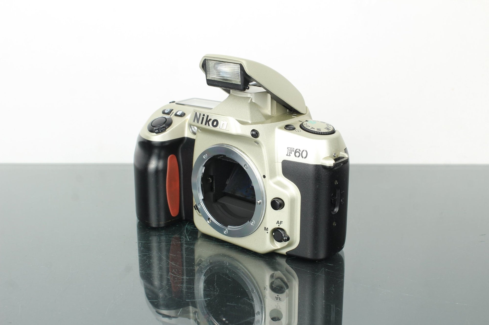 Nikon F60 + Nikkor AF 70 - 300mm F/4 - F/5.6G lens - Dutch|Thrift