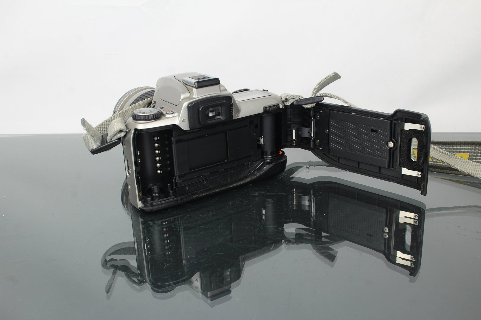 Nikon F65 + 28 - 80mm 1:3.3 - 5.6 G Nikon F - mount lens - Dutch|Thrift