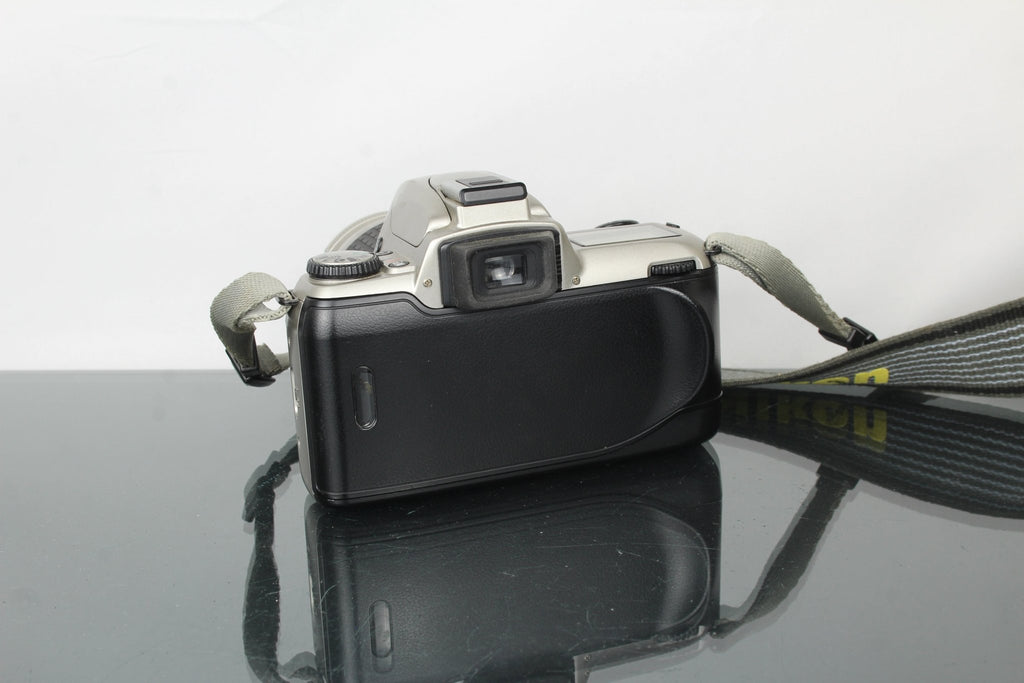 Nikon F65 + AF Nikkor 28 - 80mm 3.5 - 5.6 lens (Nikon F mount) - Dutch|Thrift