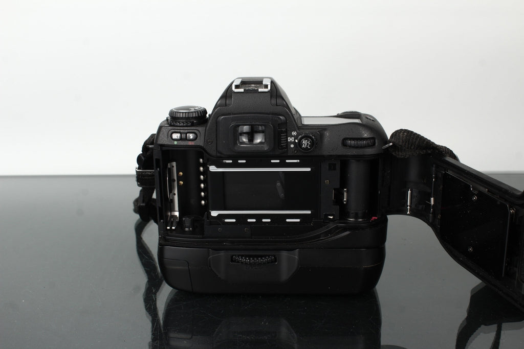 Nikon F80 + Nikkor 18 - 135mm 1:3.5 - 5.6G - Dutch|Thrift