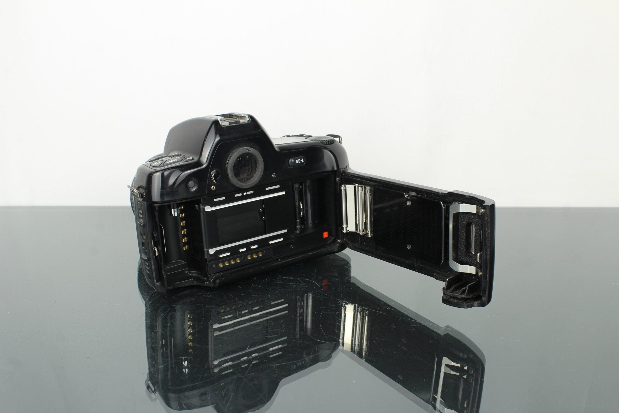 Nikon F90 + AF Nikkor 28-70mm 1:3.5-4.5 D lens – Dutch|Thrift