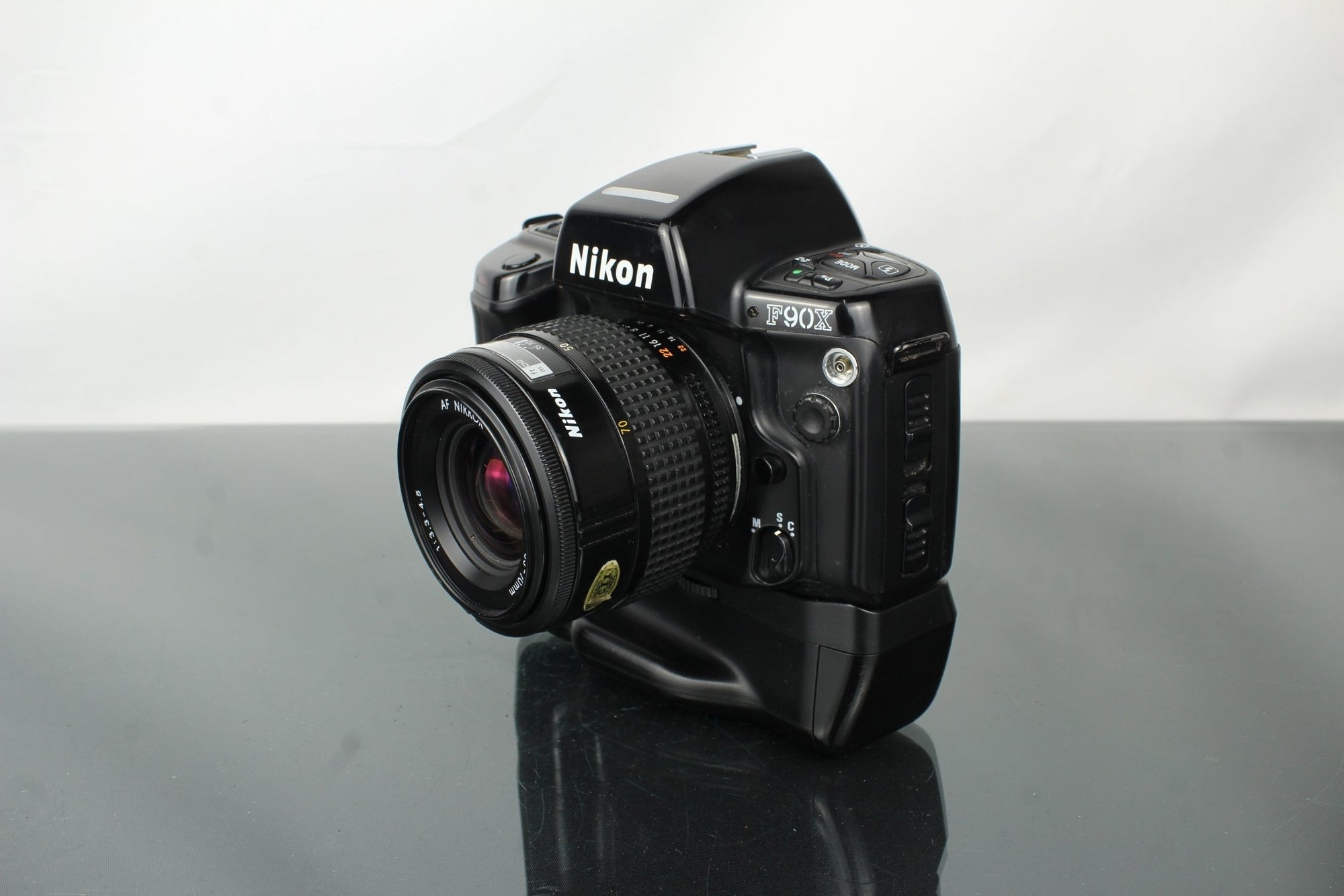 Nikon F90X + Nikkor 35 - 70mm 1:3.3 - 4.5 lens - Dutch|Thrift