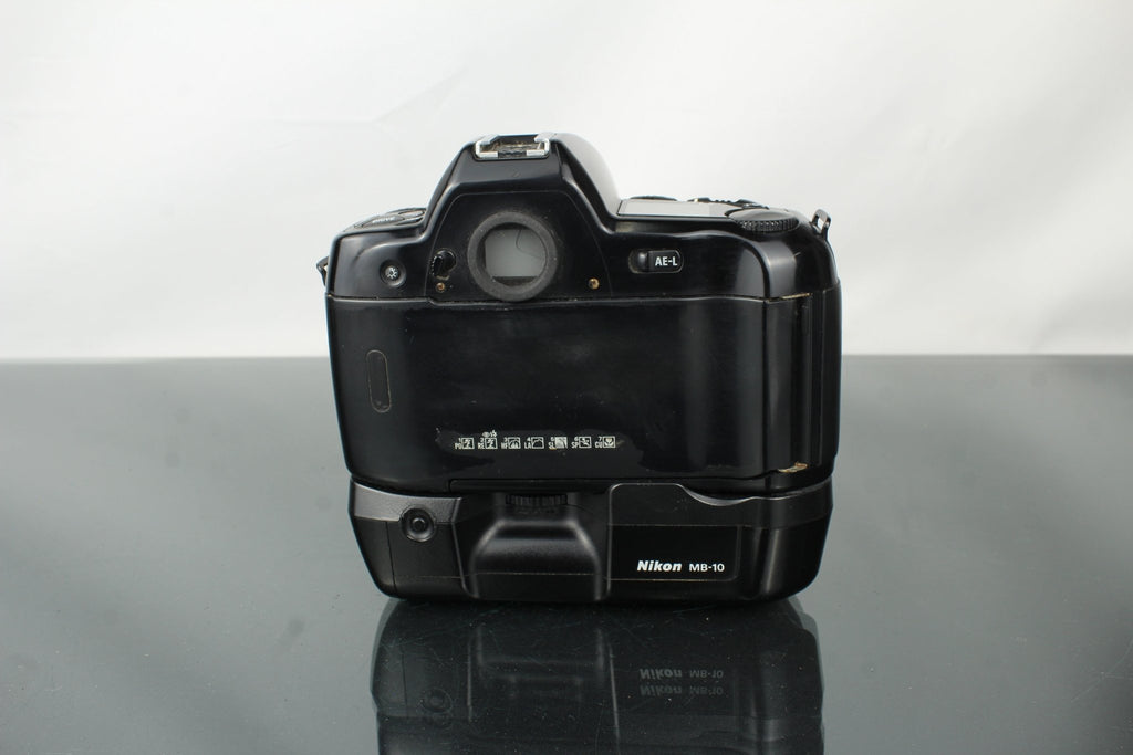 Nikon F90X + Nikkor 35 - 70mm 1:3.3 - 4.5 lens - Dutch|Thrift