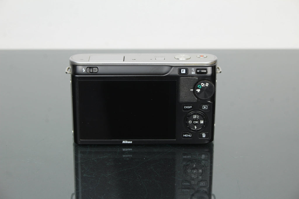 Nikon J1 - Dutch|Thrift