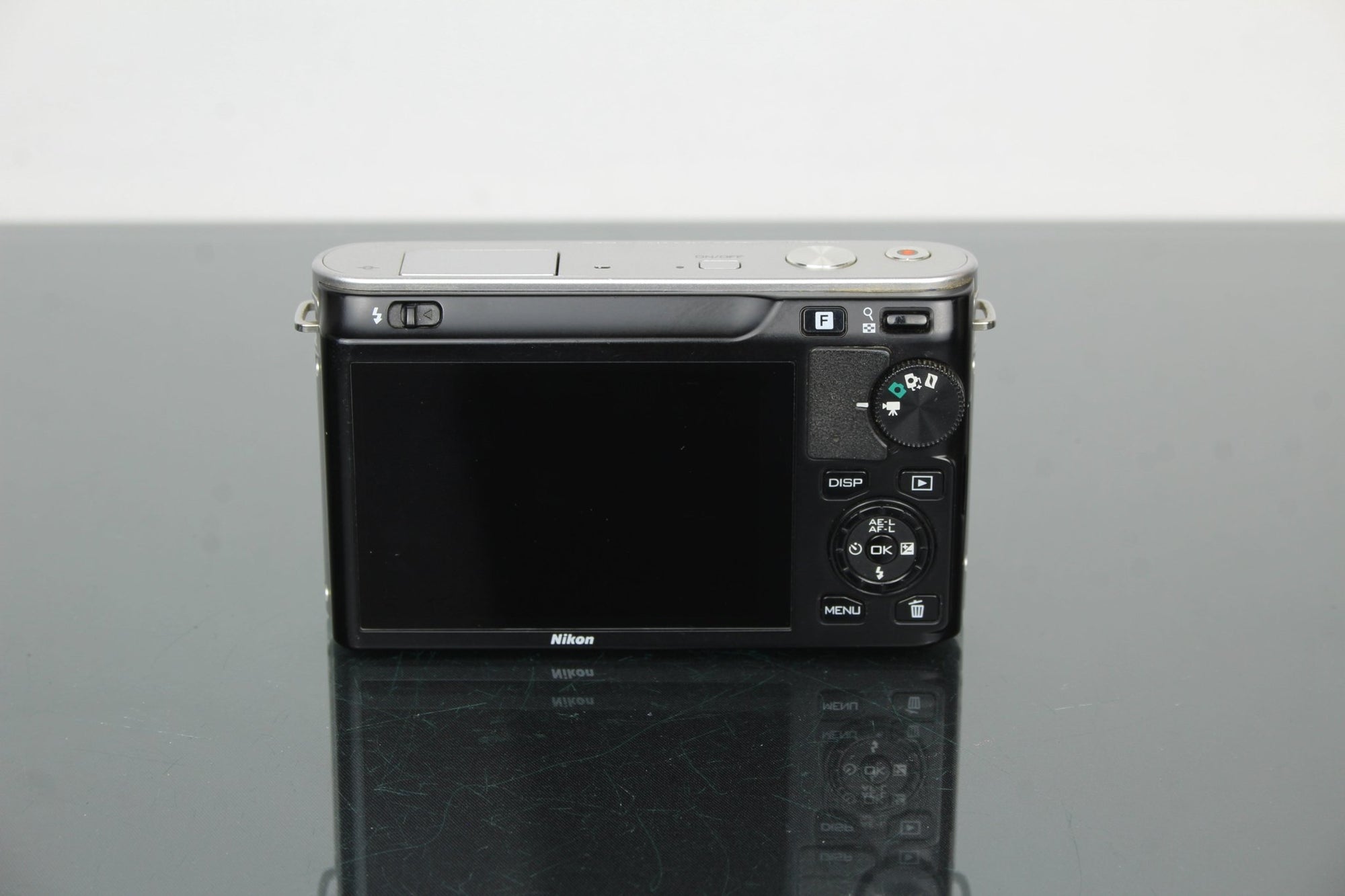 Nikon J1 - Dutch|Thrift