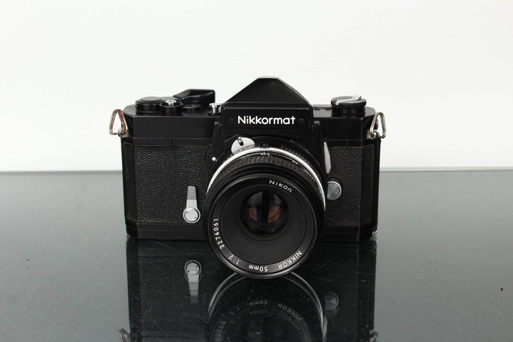 Nikon Nikkormat + Nikkor 1:2 50mm - Dutch|Thrift