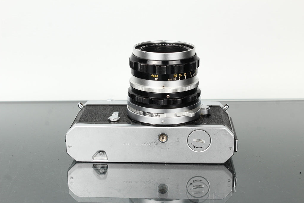 Nikon Nikkormat + Nikkor - H Auto 1:2 50mm - Dutch|Thrift