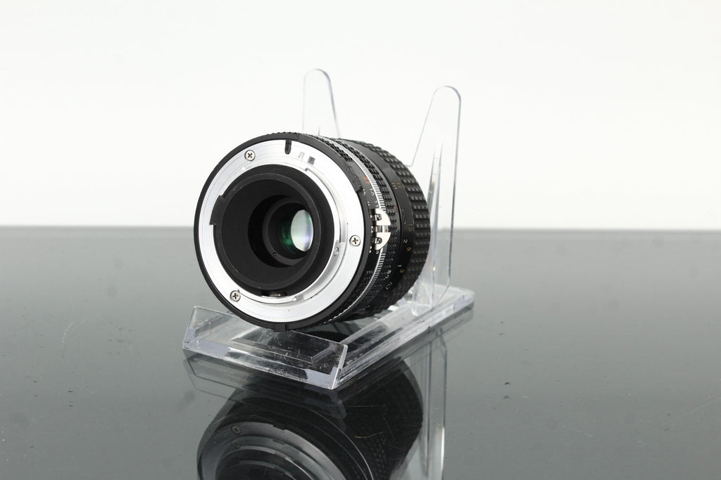 Nikon Zoom - Nikkor 35 - 70mm 1:3.3 - 4.5 - Dutch|Thrift