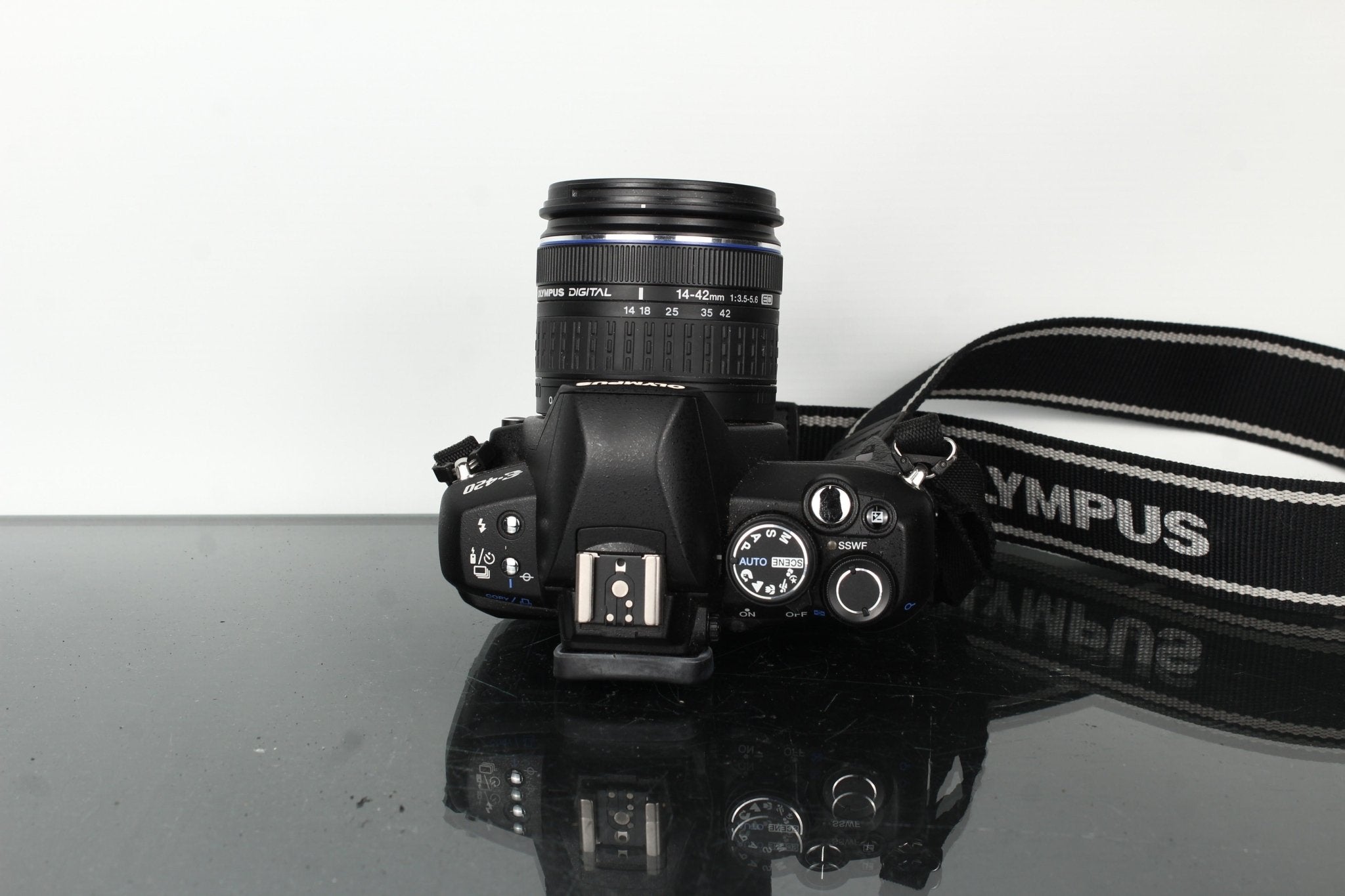 Olympus E-420 DSLR Camera Kit with 14-42mm Lens & Charger – Dutch