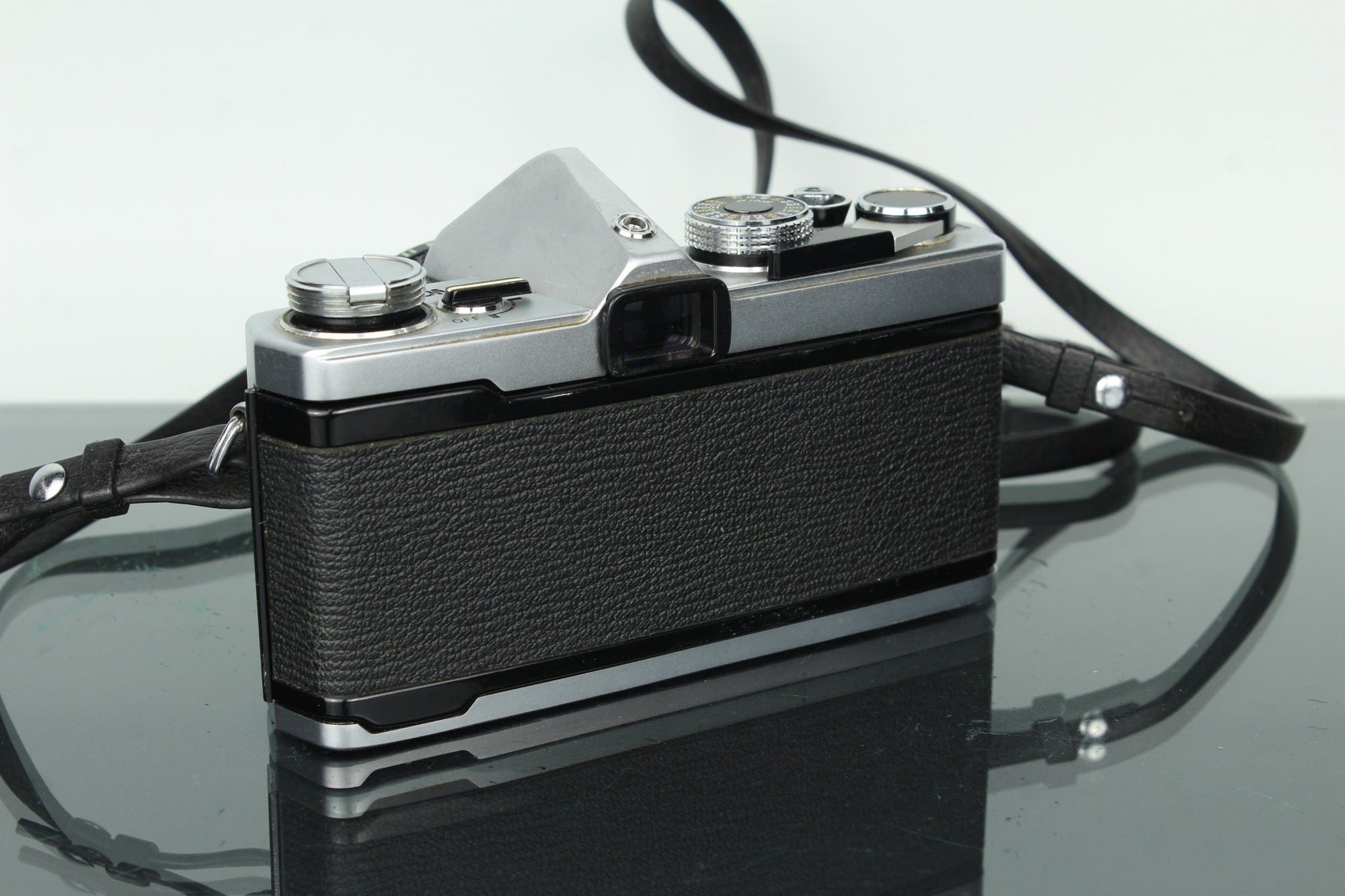 Olympus OM - 1 + Auto W 28mm 1:2.8 - Dutch|Thrift