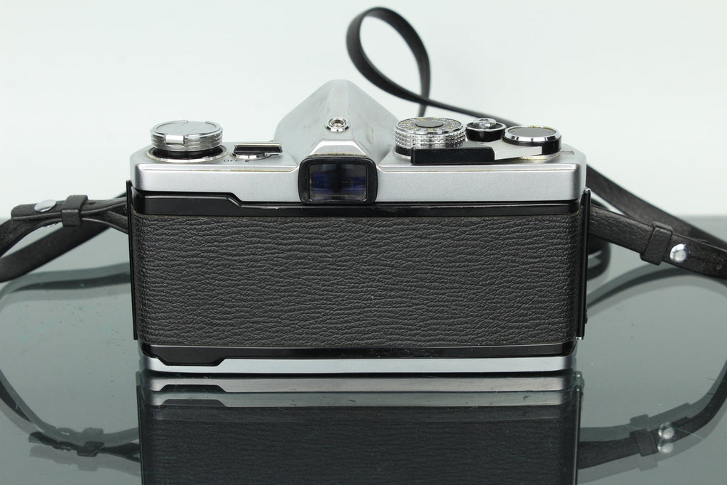 Olympus OM - 1 + Auto W 28mm 1:2.8 - Dutch|Thrift