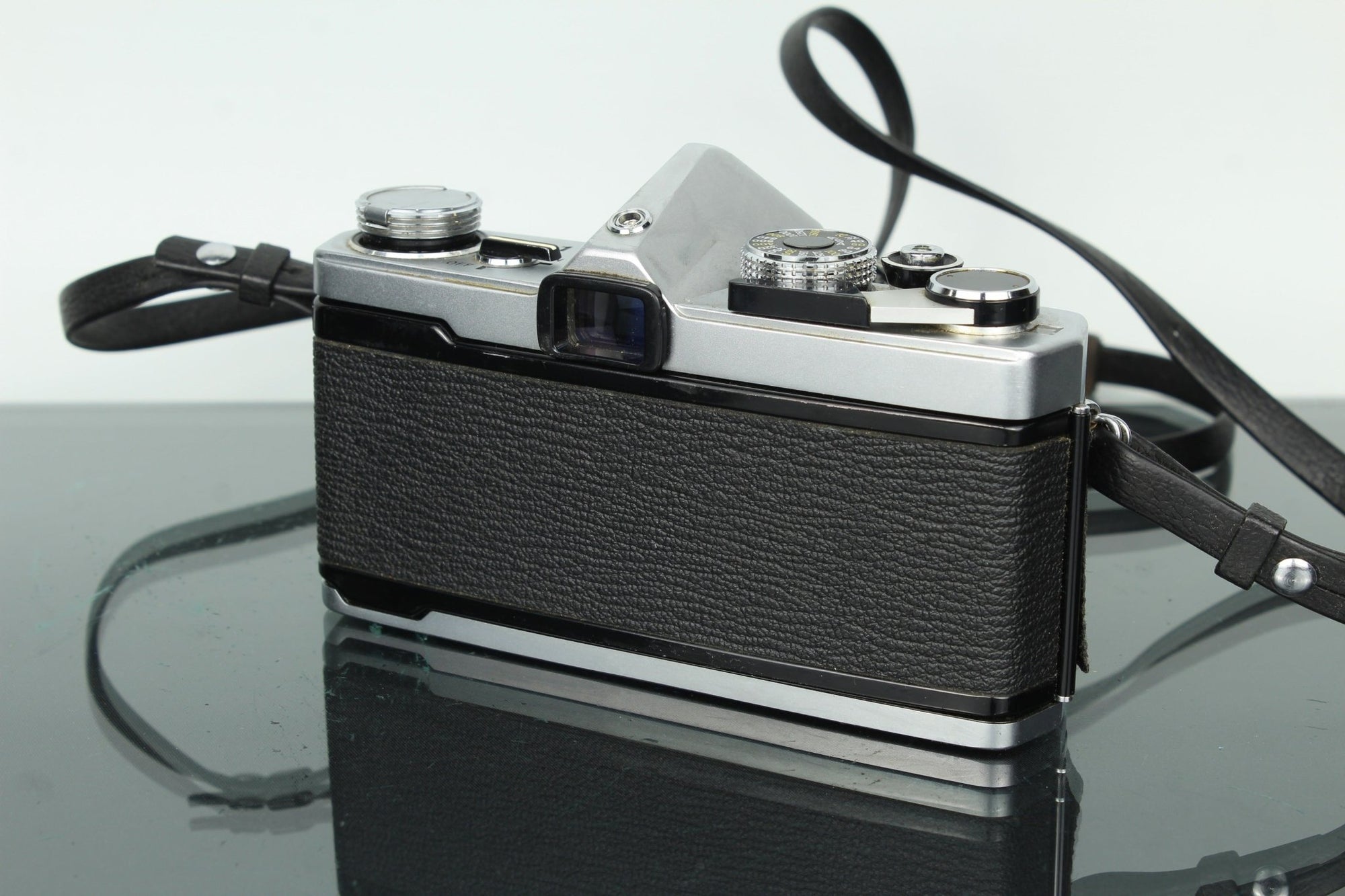 Olympus OM - 1 + Auto W 28mm 1:2.8 - Dutch|Thrift