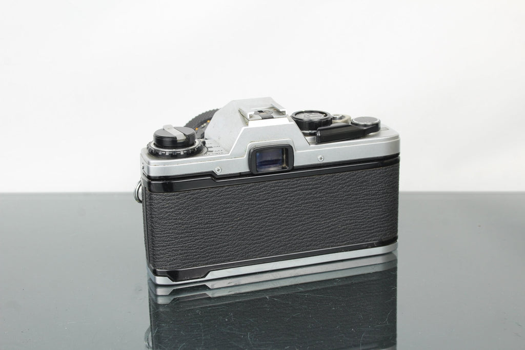 Olympus OM 10 + 28 - 48mm 1:4 Olympus lens - Dutch|Thrift