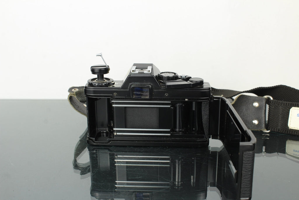 Olympus OM - 10 + 50mm 1.8 Olympus lens - Dutch|Thrift