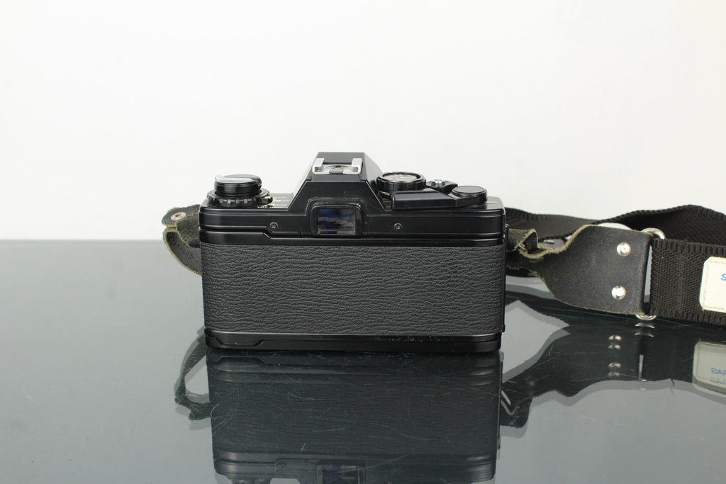 Olympus OM - 10 + 50mm 1.8 Olympus lens - Dutch|Thrift