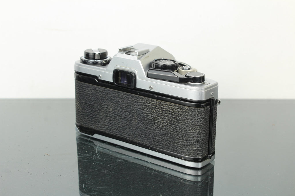 Olympus OM 10 + 50mm 1.8 Olympus lens - Dutch|Thrift