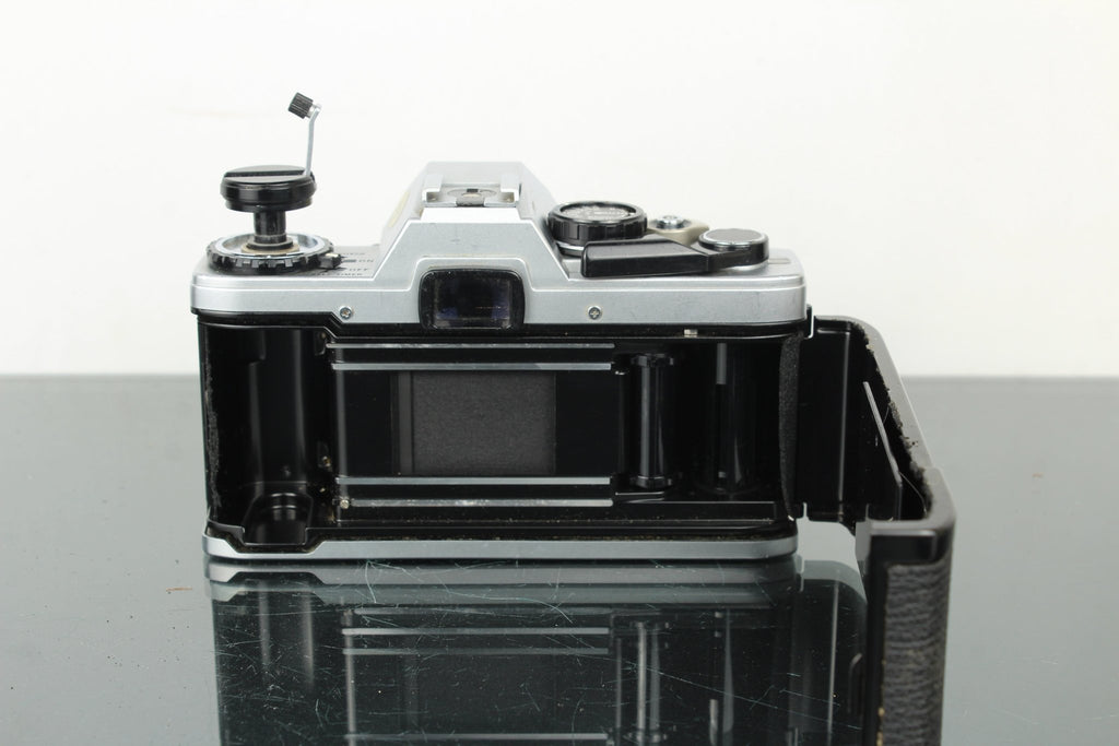 Olympus OM 10 + 50mm 1.8 Olympus lens - Dutch|Thrift