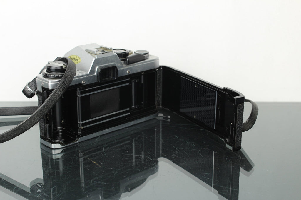 Olympus OM 10 + Vivitar 28mm 1:2.8 MC lens (OM mount) - Dutch|Thrift