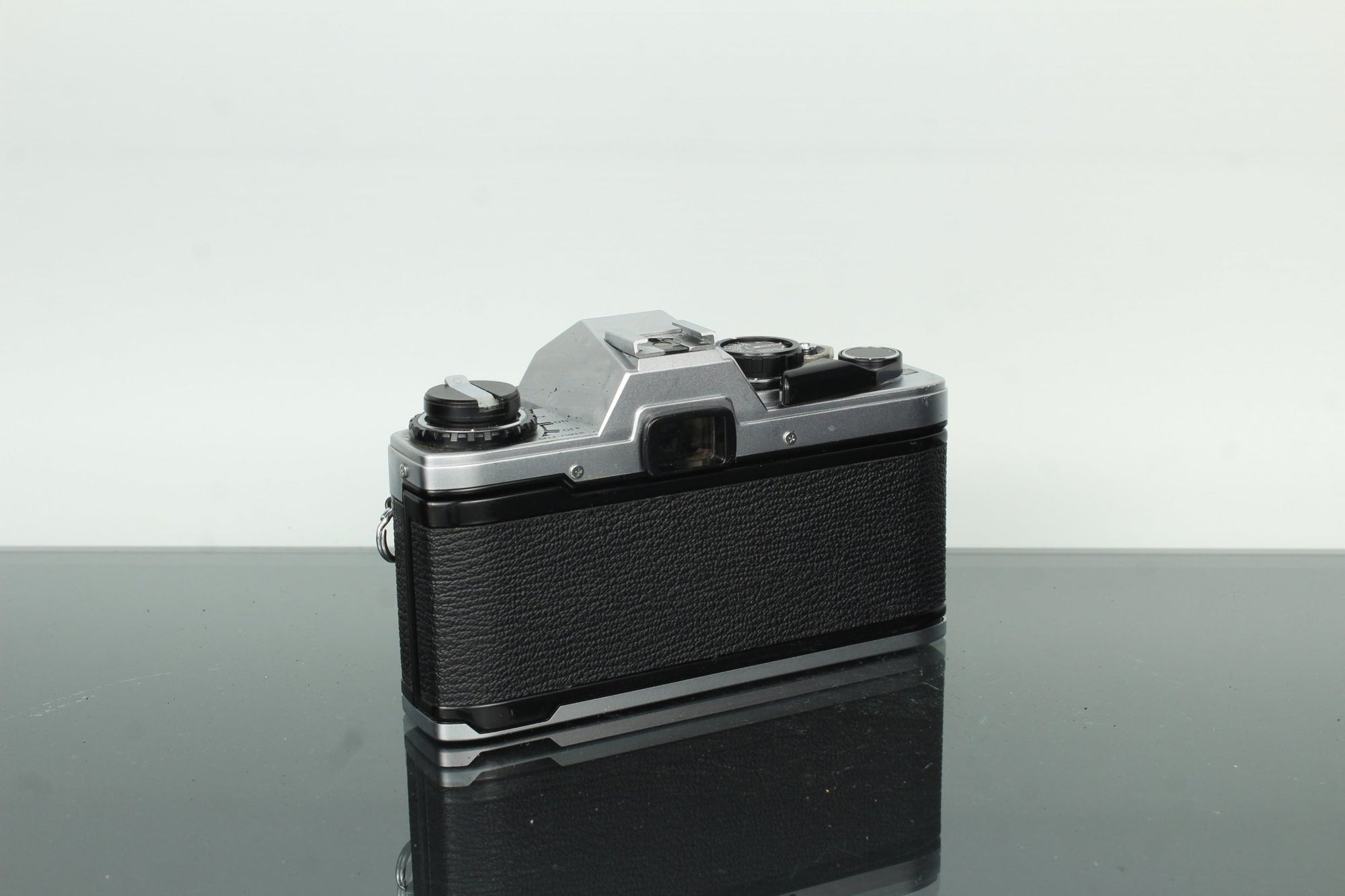 Olympus OM - 10 Zuiko 50mm f/1.8 - Dutch|Thrift