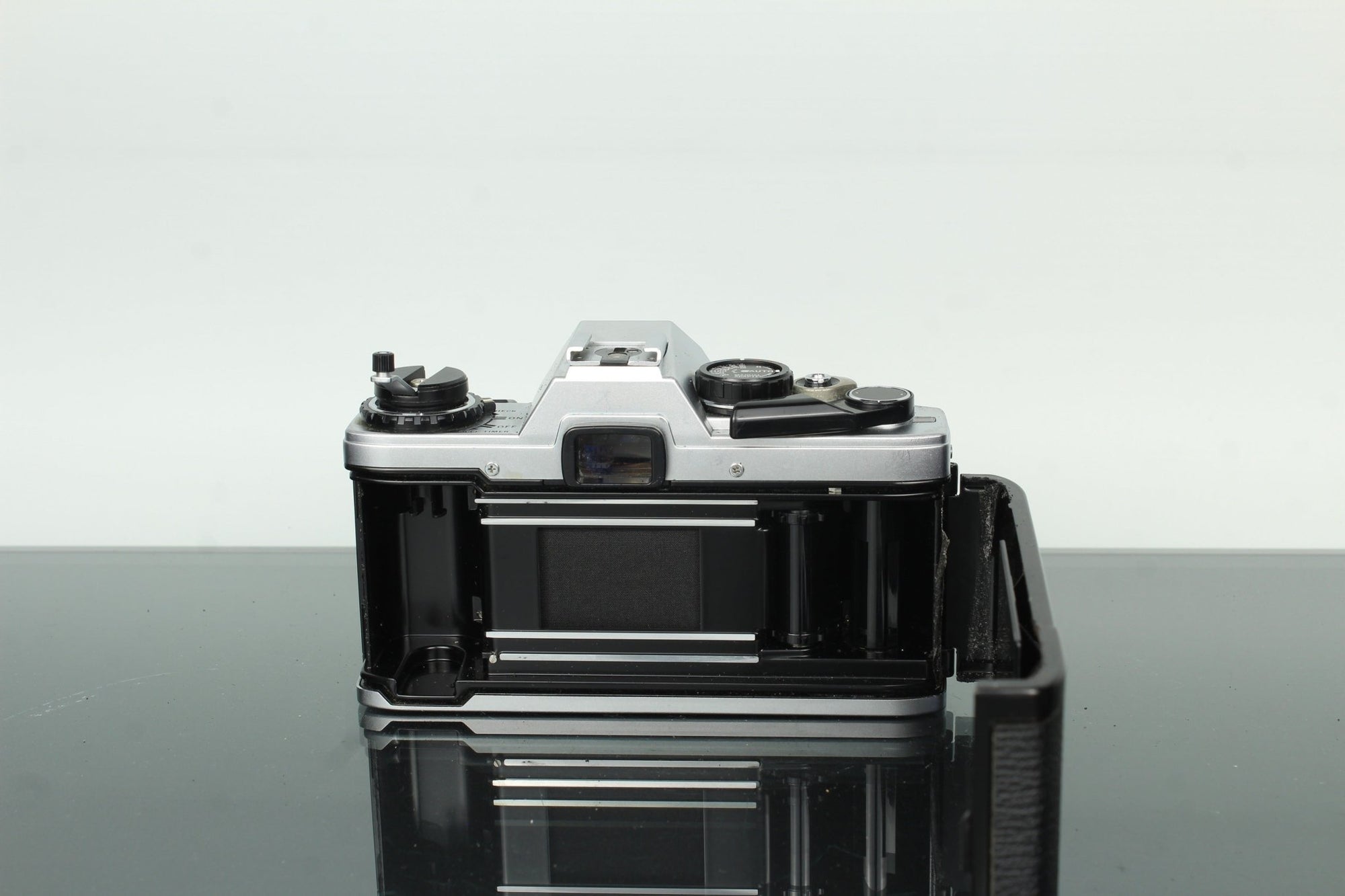 Olympus OM - 10 Zuiko 50mm f/1.8 - Dutch|Thrift