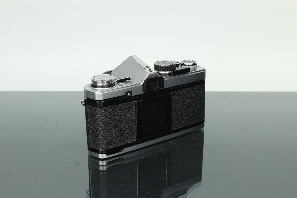 Olympus OM - 2 F.Zuiko Auto - S 50mm f/1.8 - Dutch|Thrift