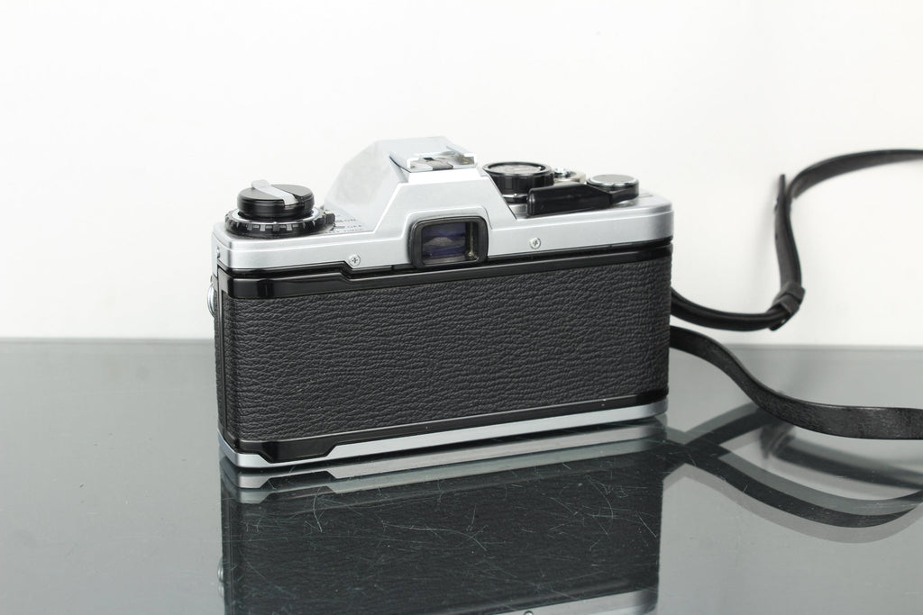 Olympus OM10 + 50mm 1.8 Olympus OM lens - Dutch|Thrift